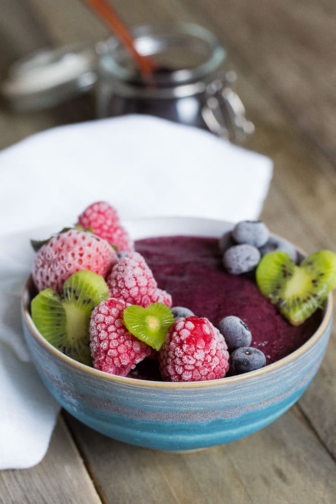 Acai and Blueberry Smoothie Bowl - Refreshingly delicious start to the day whizzed up in just a couple of minutes! With fruity acai berry for extra antioxidant zing! Vegan and gluten free | thecookandhim.com