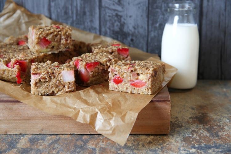 Baked Acai & Strawberry Oats - a brilliant bake ahead breakfast, just as delicious the next day as they are fresh out of the oven. Vegetarian, sugar free, dairy free, gluten free | thecookandhim.com