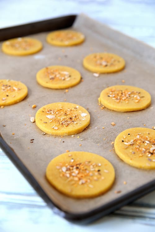 Chickpea and dukkah crackers - mildly spicy and full of flavour. Vegan and gluten free | thecookandhim.com