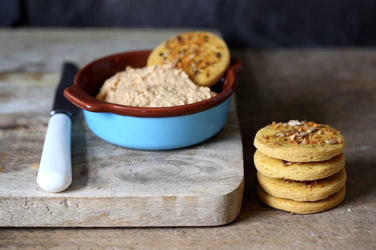 Chickpea and dukkah crackers - mildly spicy and full of flavour. Vegan and gluten free | thecookandhim.com