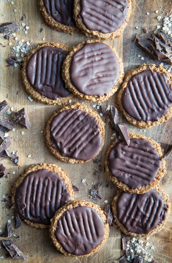 Chocolate Digestives - if you're a dunker you're going to LOVE these! Crisp, nutty biscuits using Hodmedod's Quinoa Flakes covered with thick, delicious dark chocolate | thecookandhim