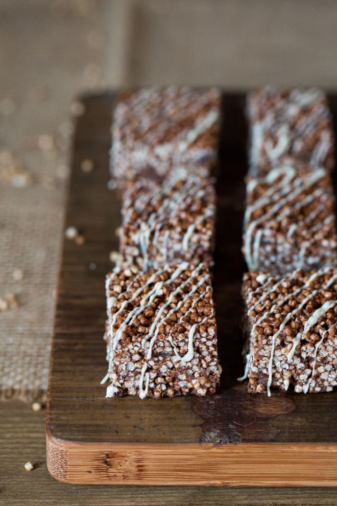 Chocolate Gingerbread Quinoa Puffs - naturally sweet, crunchy and VERY moreish! These festive bites are also super easy to make | thecookandhim.com