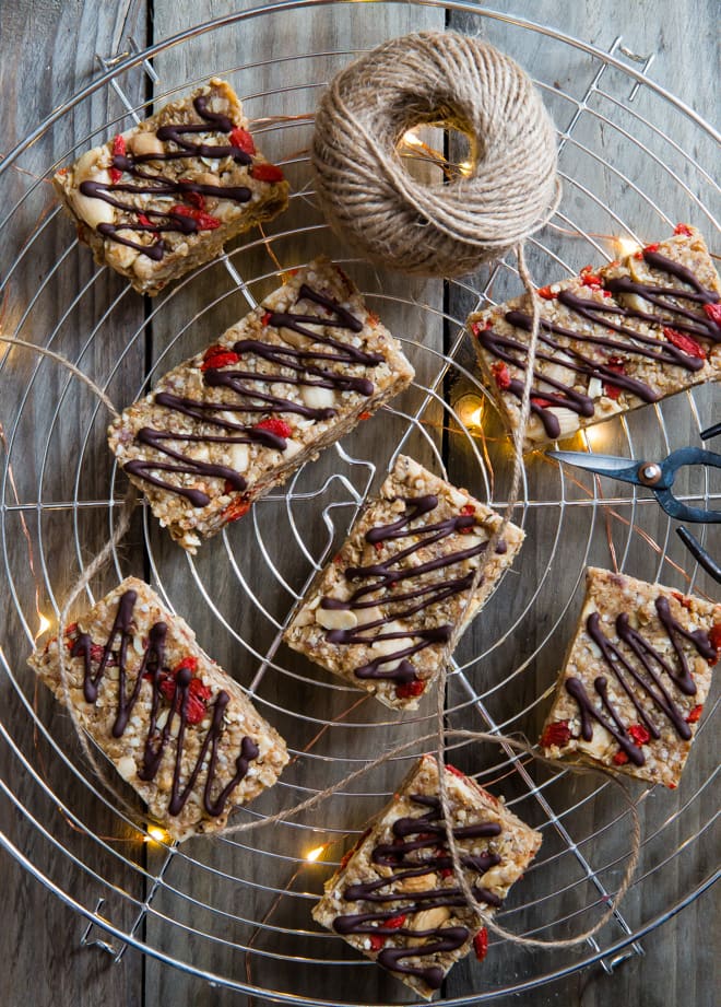 Goji and Quinoa Flake Granola Bars - soft and so chewy! Naturally sweet and packed with superfoods, nuts and healthy quinoa flakes from Hodmedods. Vegan, refined sugar free and gluten free | thecookandhim.com