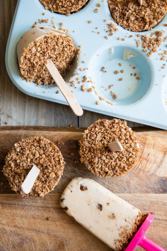 Mincemeat Nice Cream Pops - vegan, naturally sweet, perfect treats to use up over-ripe bananas and leftover mincemeat. The granola type topping gives a gorgeous nutty crunch | thecookandhim.com