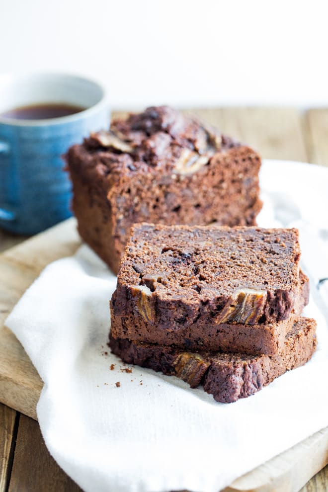 Vegan Chocolate Banana Bread - a deliciously moist and chocolatey super easy recipe made in just one bowl with simple ingredients! #veganrecipes #veganbaking #bananabread #chocolatebananabread #veganchocolate #vegandesserts #bananas | Recipe on thecookandhim.com