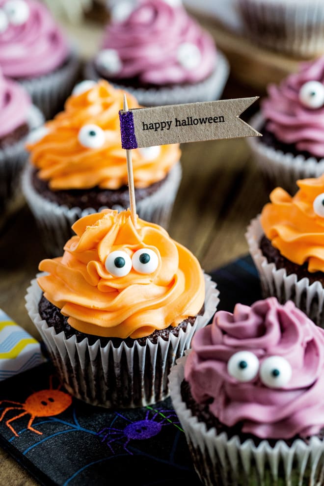 These spooky cute Death by Chocolate Cupcakes with devilishly dark chocolate and supernaturally sweet vegan frosting are a super easy vegan Halloween recipe! Recipe on thecookandhim.com | #halloweenrecipes #veganhalloween #veganbaking #chocolatecupcakes #deathbychocolate #halloweenpartyfood