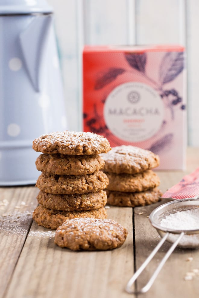 Oatmeal Cookies - soft, delicate cookies with chewy oats and hints of sweet vanilla #vegancookies #oatmealcookies #proteincookies | Recipe on thecookandhim.com