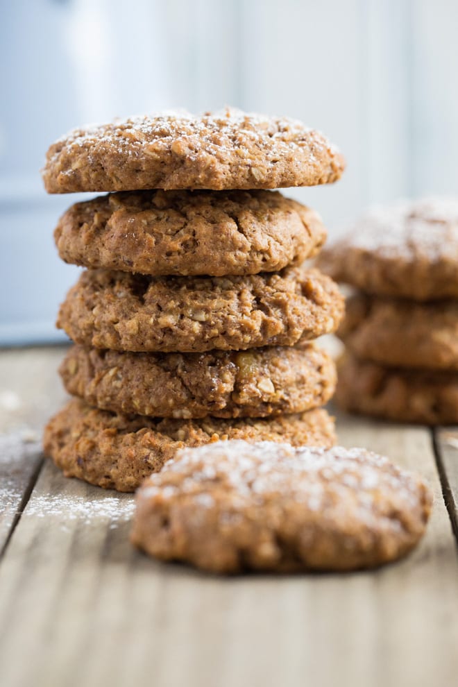 Oatmeal Cookies - soft, delicate cookies with chewy oats and hints of sweet vanilla #vegancookies #oatmealcookies #proteincookies | Recipe on thecookandhim.com