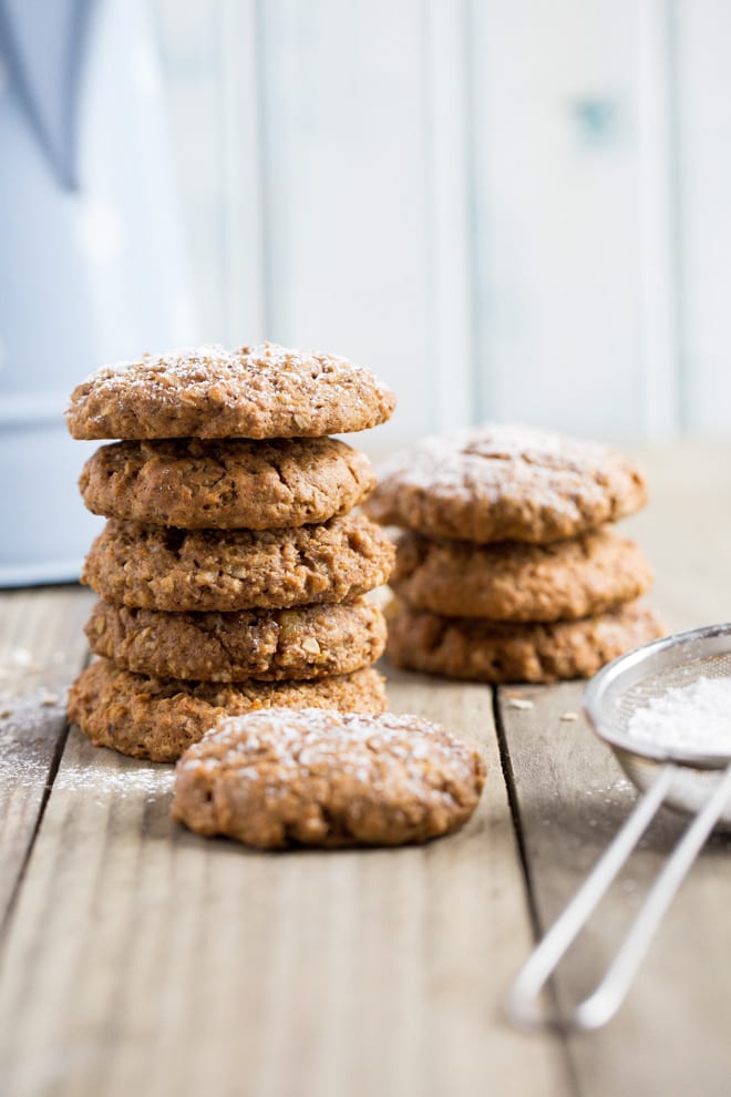 Oatmeal Cookies - soft, delicate cookies with chewy oats and hints of sweet vanilla #vegancookies #oatmealcookies #proteincookies | Recipe on thecookandhim.com