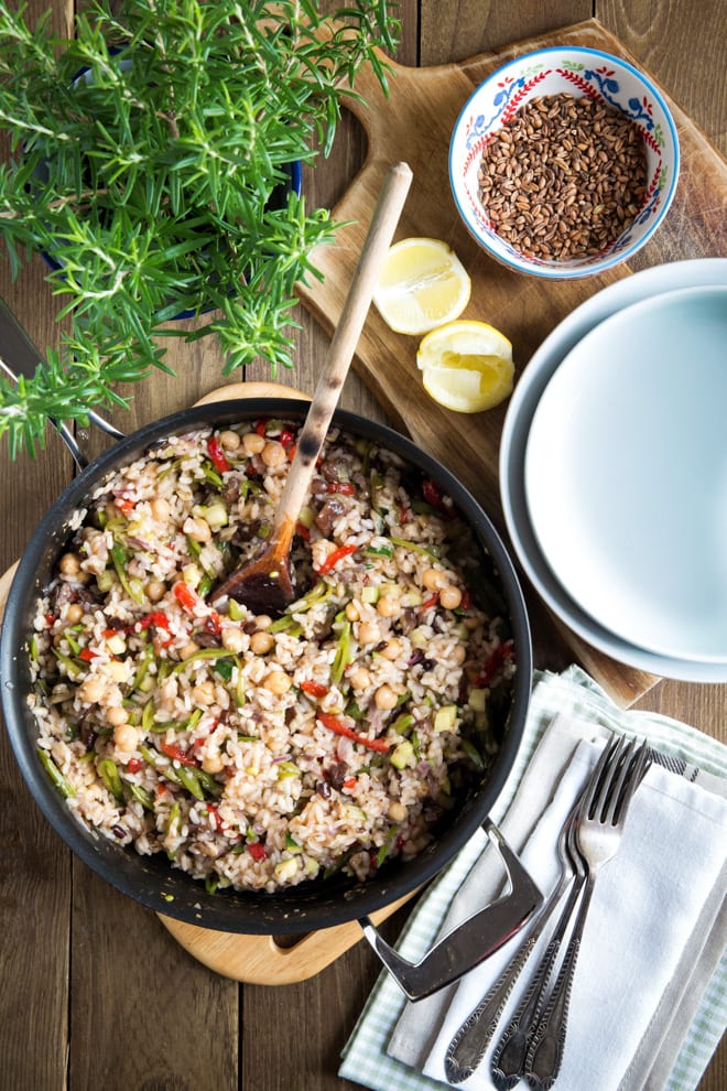 Vegan Paella - a vegan twist on a classic favourite! This paella is absolutely packed with veggies, protein and flavour! #veganrecipes #veganmeal #meatfree #veganprotein | Recipe on thecookandhim.com