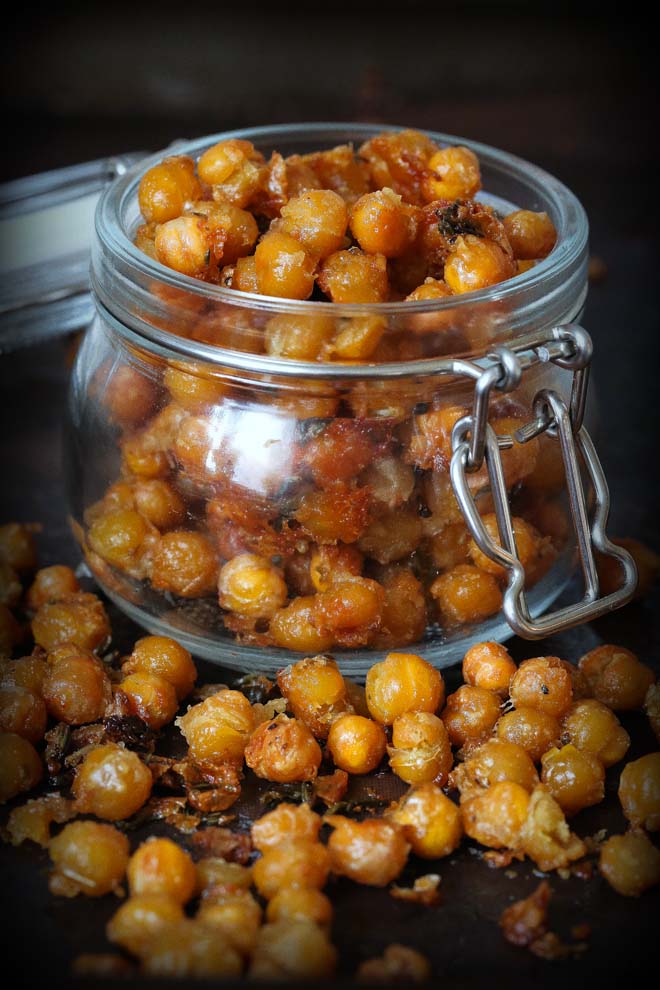 Crisp and garlicky these paremsan roasted chickpeas are perfect as nibbles or sprinkled in a salad for extra flavourful crunch! #chickpeas #chickpearecipes #healthysnack #roastedchickpeas | Recipe on thecookandhim.com