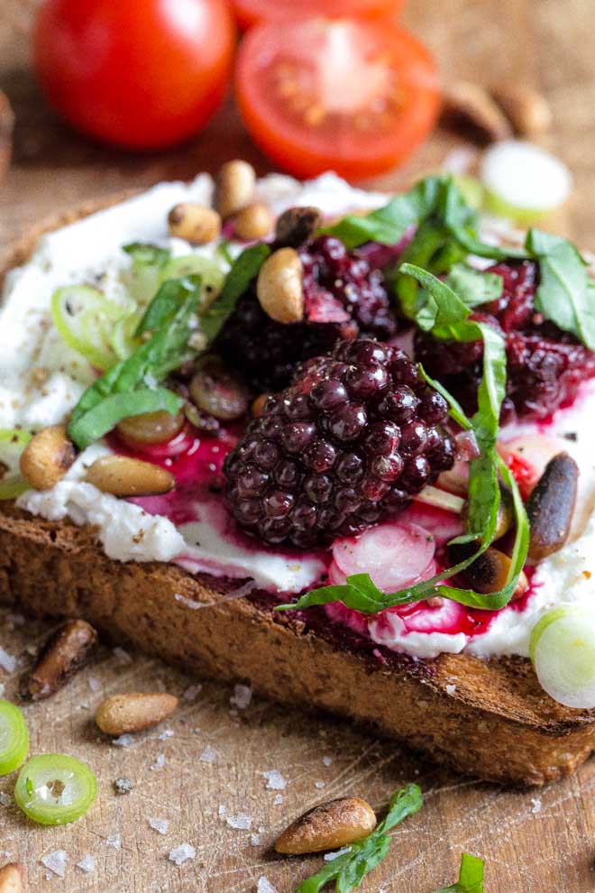 Zingy autumn flavours in this deliciously light and quick lunch or brunch! #brunchrecipes #blackberries #goatcheese #toast | Recipe on thecookandhim.com