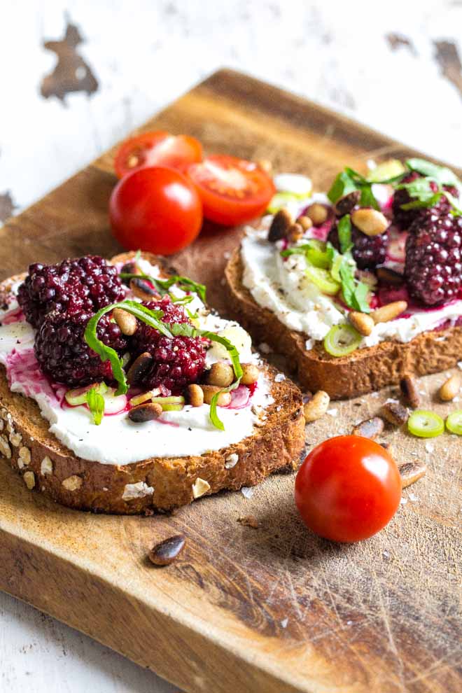 Zingy autumn flavours in this deliciously light and quick lunch or brunch! #brunchrecipes #blackberries #goatcheese #toast | Recipe on thecookandhim.com