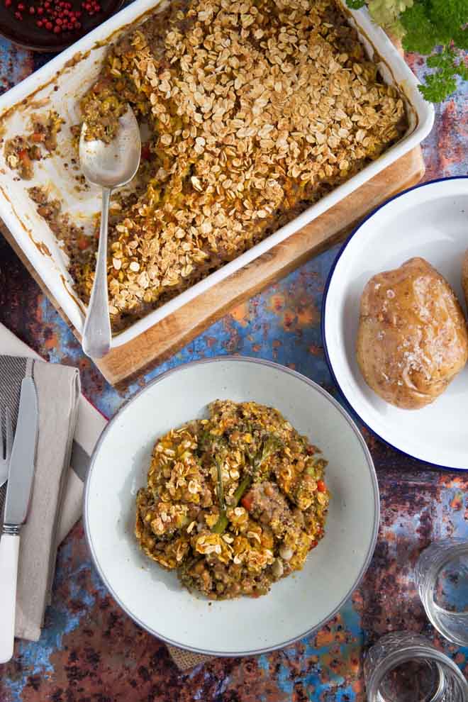 Looking for an easy weeknight meal that's hearty, warming and delicious? Try this quinoa and broccoli bake that's packed full of veggies, protein and flavour! #veganmeals #quinoa #broccoli #easyveganrecipes #bakedbroccoli | Recipe on thecookandhim.com