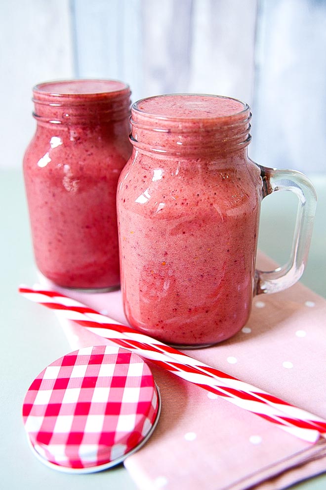Grab your blender and start your morning off right with this deliciously healthy antioxidant smoothie, packed with fresh fruit and veggies! #fruitsmoothie #veganbreakfast #healthybreakfast #breakfastsmoothie | Recipe on thecookandhim.com