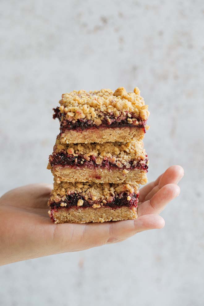 Full of juicy blackberries and topped with a crisp buttery crumb topping these blackberry crumble bars are so simple, easy to make and delicious! #vegan #veganrecipes #blackberry #crumblebars #blackberryrecipes #crumble #fruitcrumble | Recipe on thecookandhim.com