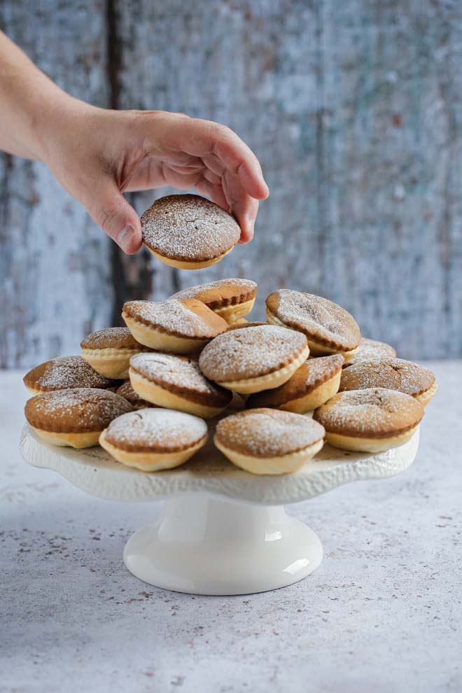 Soft and spicy gingerbread on top of fruity homemade mincemeat make these gingerbread mince pies a deliciously festive treat! #gingerbread #mincepies #vegangingerbread #veganmincepies #veganmincemeat #veganchristmas | Recipe on thecookandhim