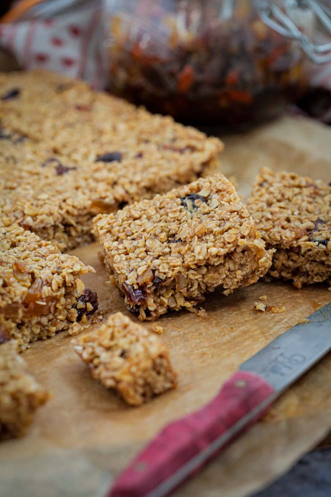 These mince pie flapjacks are a super simple twist on a classic flapjack - all the golden syrup flavour with a spicy, fruity kick! A truly scrumptious festive treat! #mincepies #mincemeat #veganrecipes #veganchristmas #flapjack | Recipe on thecookandhim.com