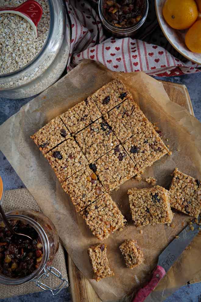 These mince pie flapjacks are a super simple twist on a classic flapjack - all the golden syrup flavour with a spicy, fruity kick! A truly scrumptious festive treat! #mincepies #mincemeat #veganrecipes #veganchristmas #flapjack | Recipe on thecookandhim.com