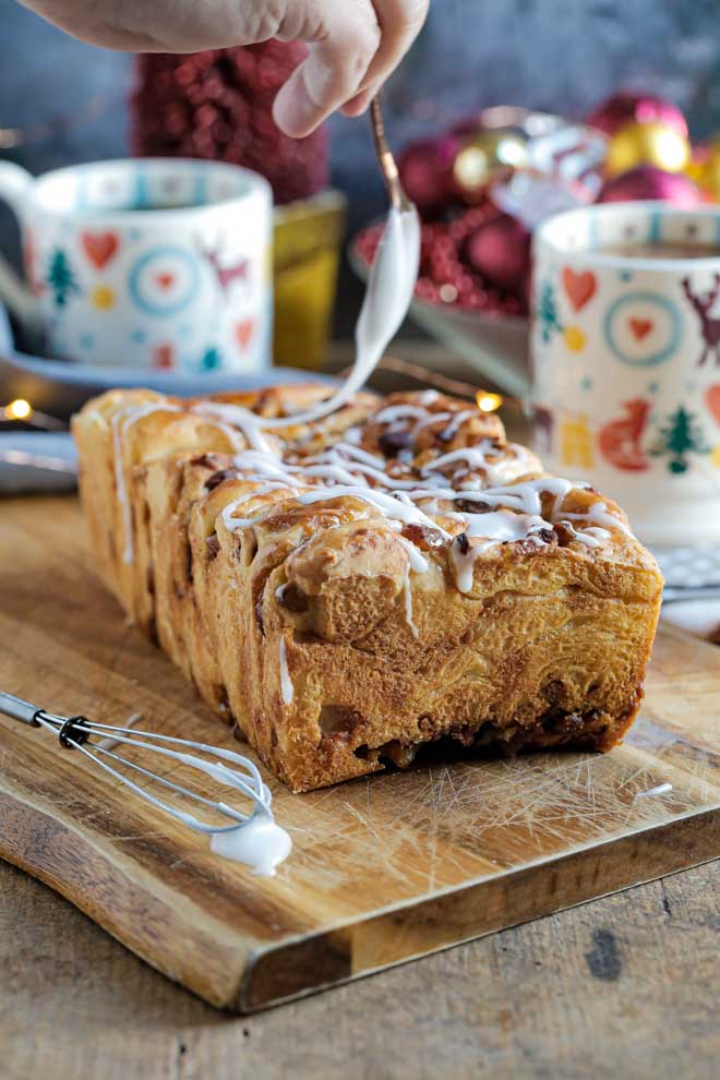 This pumpkin spice pull apart bread makes a yummy breakfast or afternoon treat! Each layer is slathered in vegan butter, caramel apples, pecans and gorgeous pumpkin spice! This bread is all things sweet, ooey, gooey and just amazing - especially warm out of the oven. The perfect bread for a cosy weekend morning! #pumpkin #pullapart #bread #caramel #pumpkinspice #psl #homemadebread #caramelapples | Recipe on thecookandhim.com