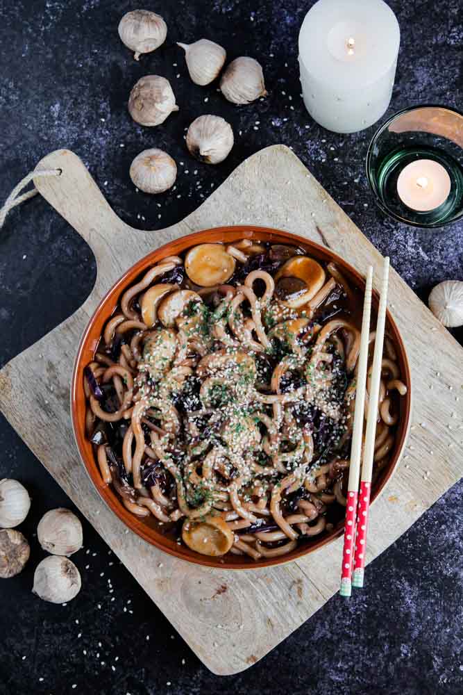 This easy and quick to put together vegan stir fry combines Japanese udon noodles and delicious veggies in a rich, sticky and spicy sauce #udonnoodles #noodles #vegan #stirfry #japanesefood #veganrecipes #vegannoodles | Recipe on thecookandhim.com
