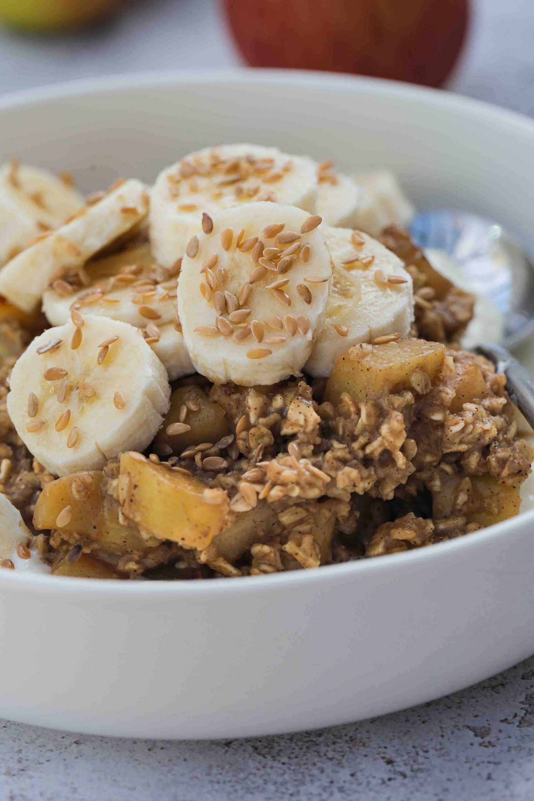 Enjoy dessert for breakfast with these creamy, warming apple crumble oats all cooked in one pan! Juicy apples and spices combine with oats and vegan yoghurt for a really hearty and easy breakfast | Recipe on thecookandhim.com #veganrecipes #veganbreakfast #oatmeal #oatbreakfastrecipes #applerecipes #easybreakfastrecipes #thecookandhim #fruitbreakfast