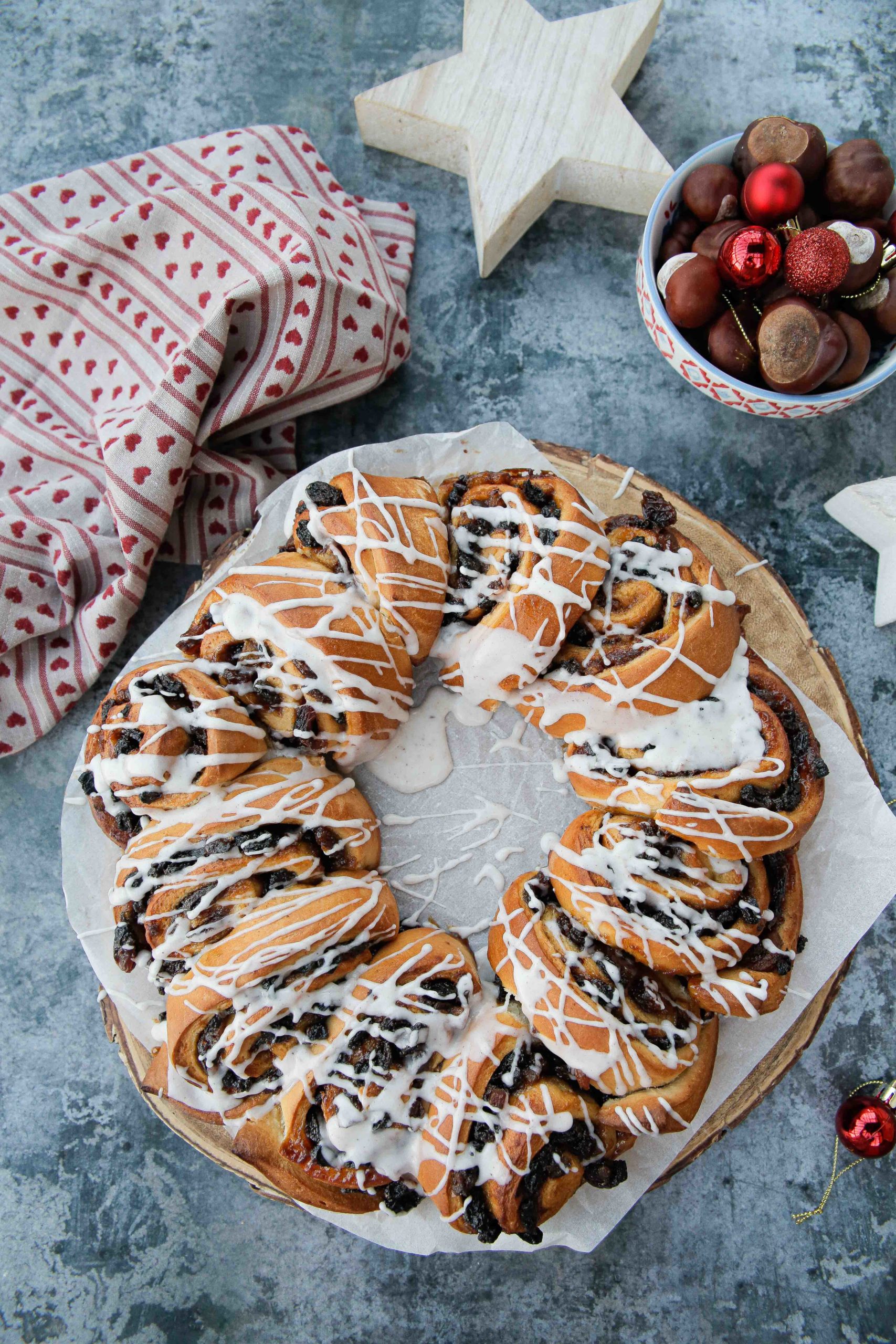 An impressive but simple to make Christmas mincemeat wreath filled with festive flavours! Perfect for the whole family to enjoy with a hot beverage, mulled wine or a dollop of cream or custard! | Recipe on thecookandhim.com #mincemeat #veganchristmasfood #veganchristmasrecipe #christmasbreakfast #homemadebread #mincemeatwreath
