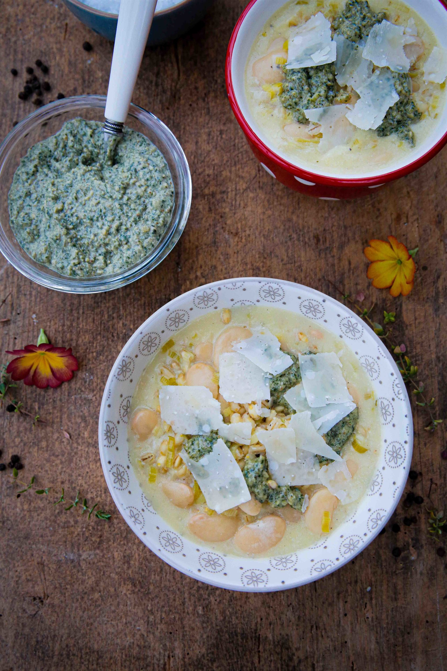 This rich and creamy white bean soup with leeks, pearl barley and pesto is so easy to make - just one pan needed - and full of hearty delicious flavours! Recipe on thecookandhim.com #vegansoup #whitebeansoup #vegansouprecipe