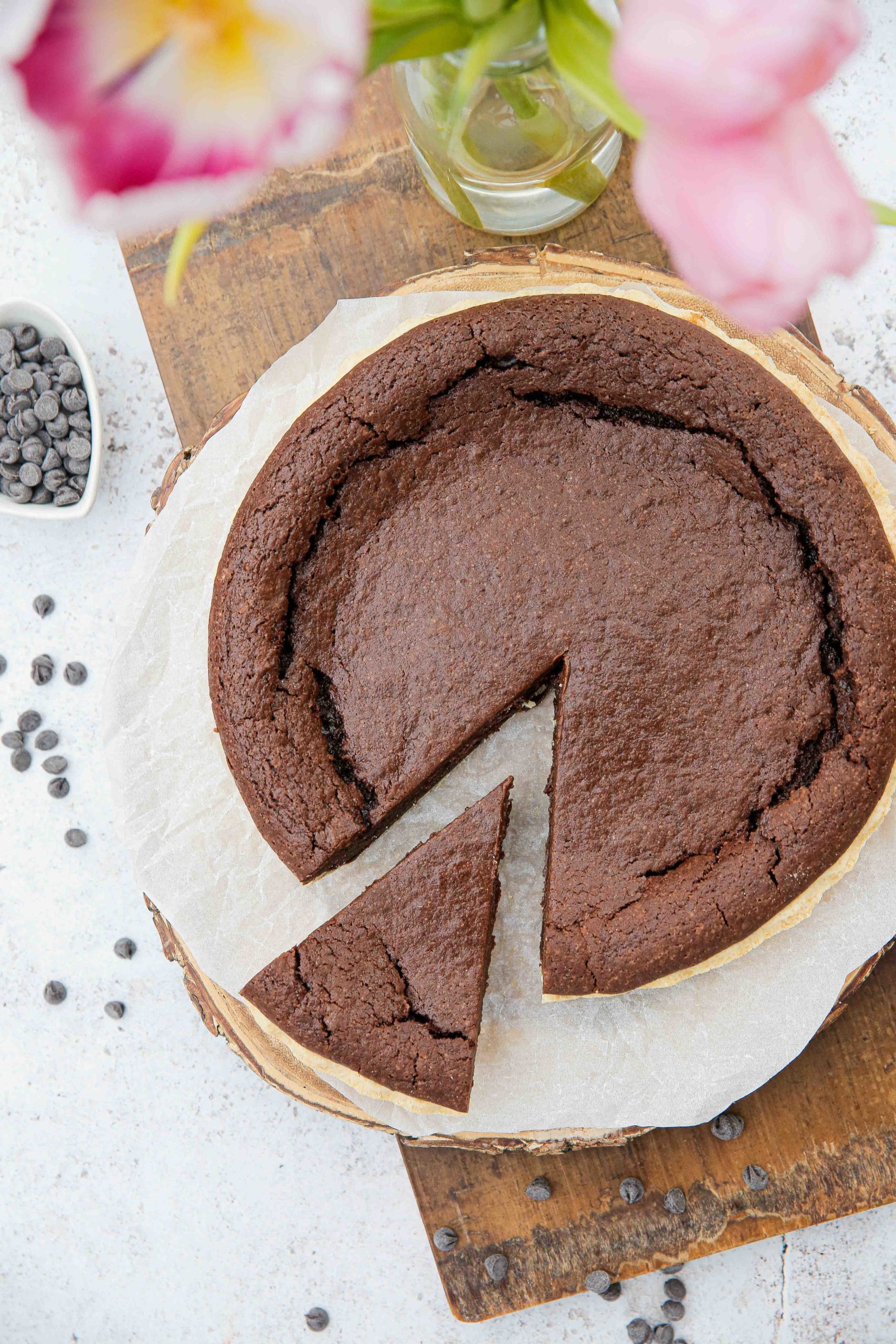 This vegan fudgy brownie pie is a really easy but impressive looking dessert and great for any occasion! The rich and chocolatey brownie filling is baked in a flaky buttery pie crust and is an absolute chocolate lovers dream! Recipe on thecookandhim.com | #vegan #pie #vegandesserts #veganbrownie #browniepie