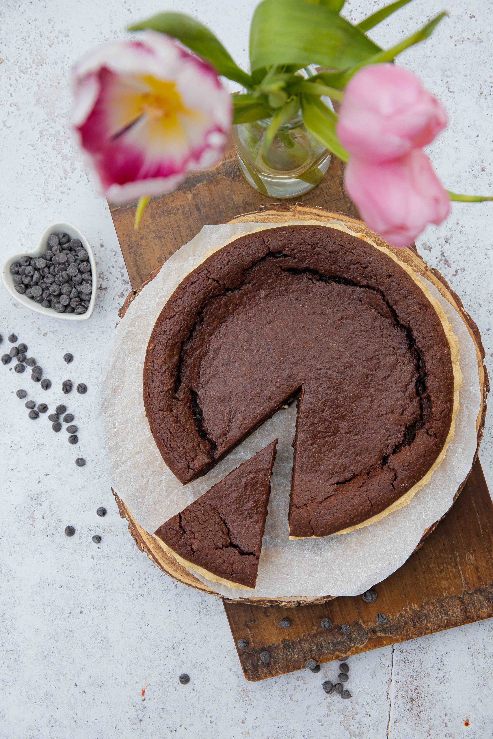 This vegan fudgy brownie pie is a really easy but impressive looking dessert and great for any occasion! The rich and chocolatey brownie filling is baked in a flaky buttery pie crust and is an absolute chocolate lovers dream! Recipe on thecookandhim.com | #vegan #pie #vegandesserts #veganbrownie #browniepie