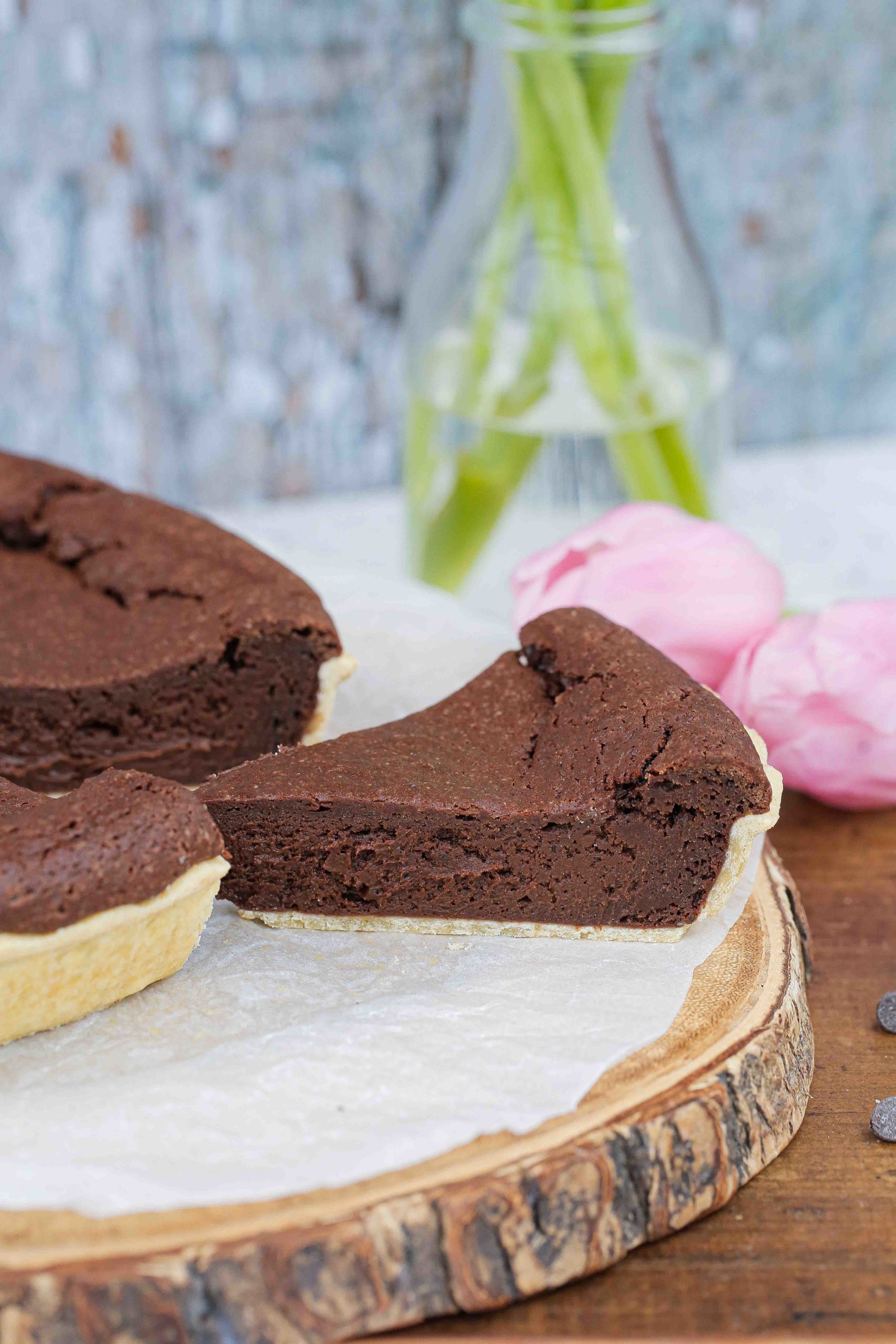 This vegan fudgy brownie pie is a really easy but impressive looking dessert and great for any occasion! The rich and chocolatey brownie filling is baked in a flaky buttery pie crust and is an absolute chocolate lovers dream! Recipe on thecookandhim.com | #vegan #pie #vegandesserts #veganbrownie #browniepie