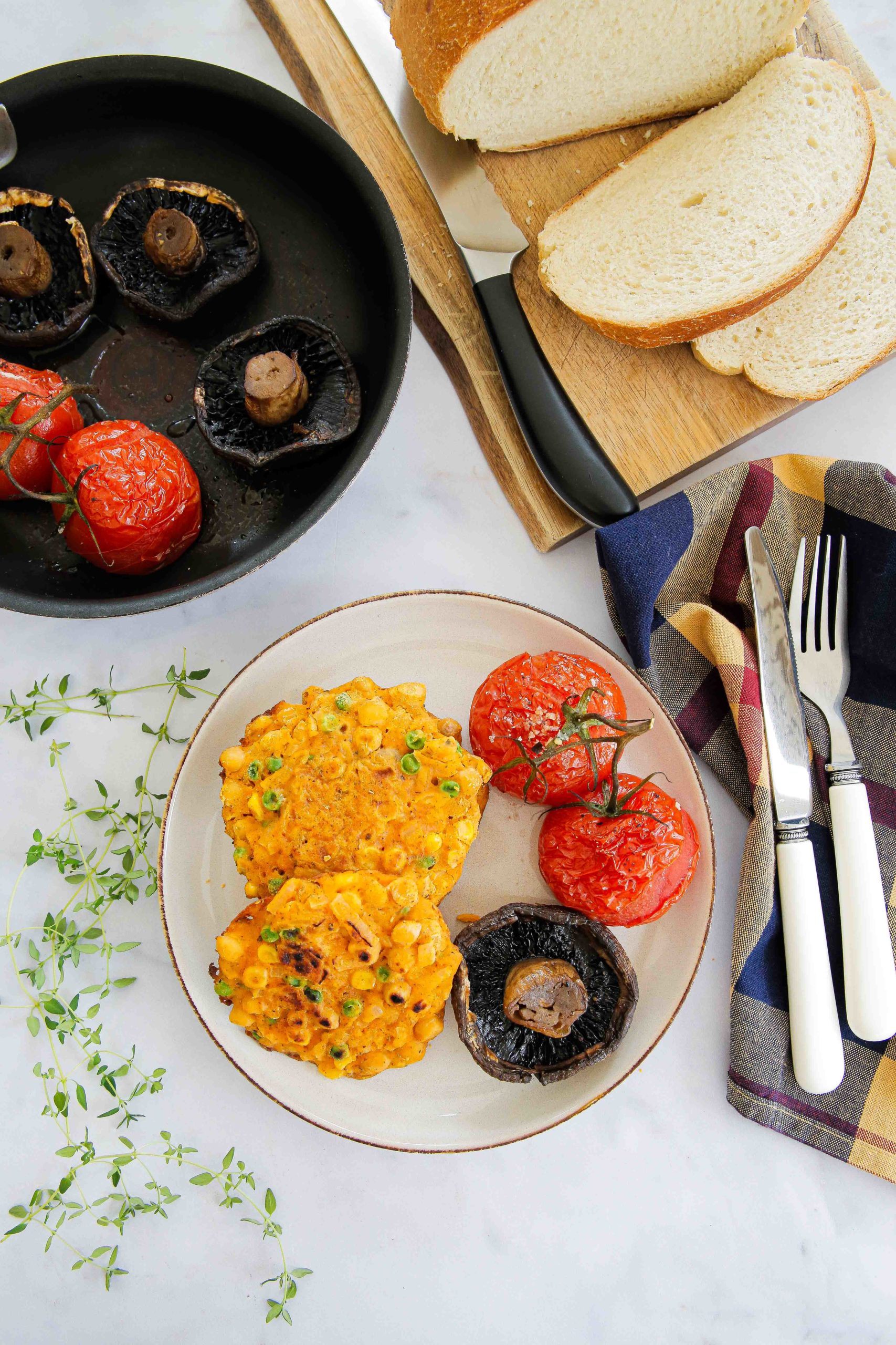 Super simple and healthy sweetcorn fritters, packed with flavour and vegan protein! Just one bowl and one frying pan needed for a delicious lunch, brunch or side dish. Gluten free too! Recipe on thecookandhim.com #vegan #summerrecipes #healthydinner #summermeals #glutenfreerecipes #sweetcornfritters