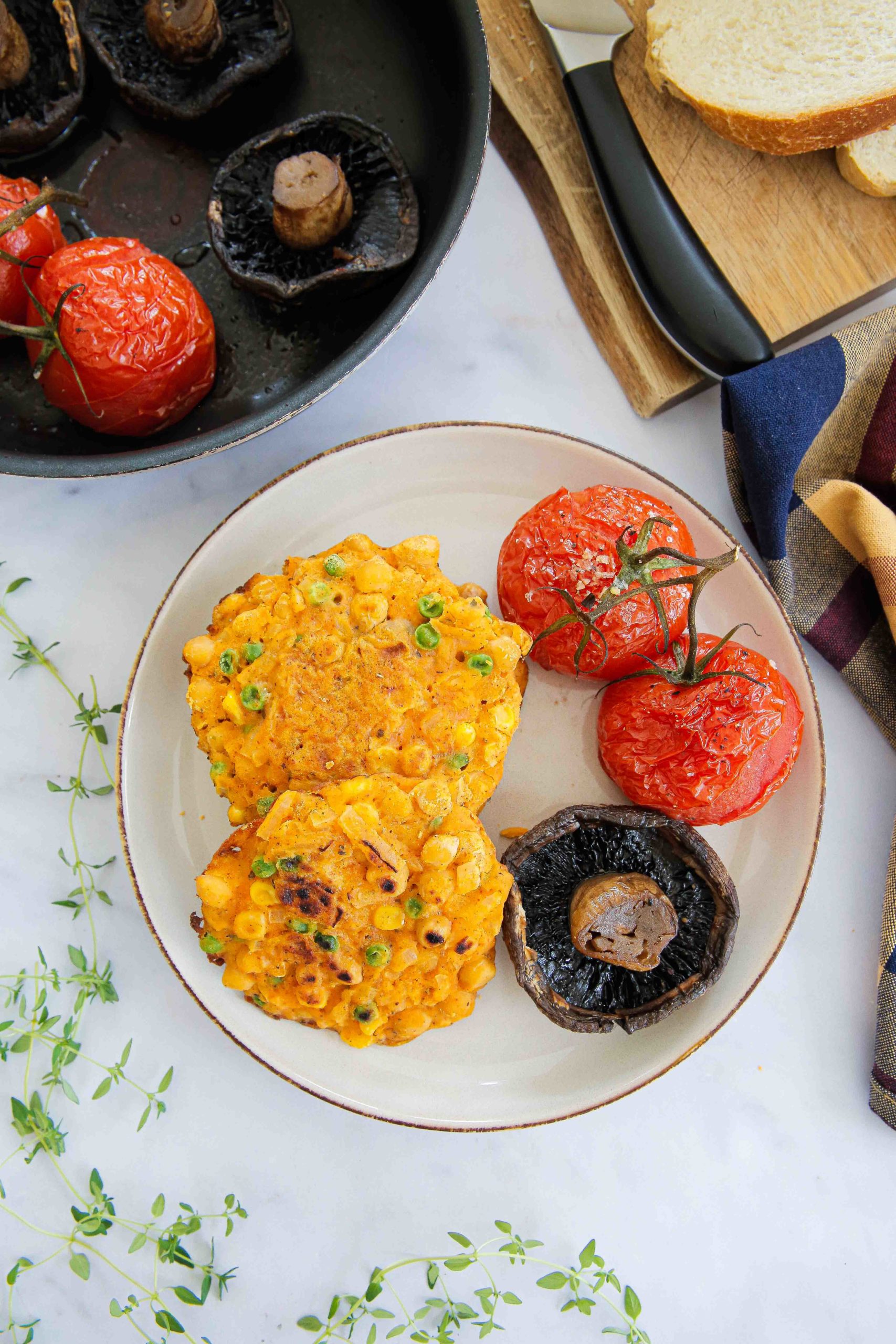 Super simple and healthy sweetcorn fritters, packed with flavour and vegan protein! Just one bowl and one frying pan needed for a delicious lunch, brunch or side dish. Gluten free too! Recipe on thecookandhim.com #vegan #summerrecipes #healthydinner #summermeals #glutenfreerecipes #sweetcornfritters