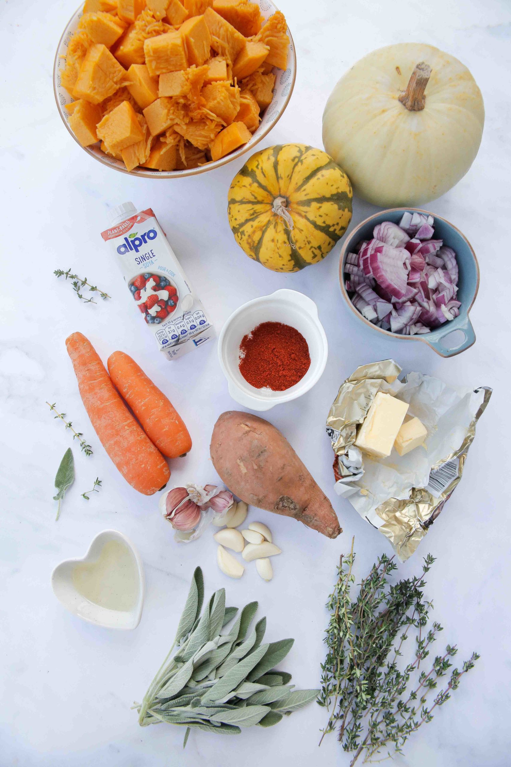 Easy to make but tastes amazing, this pumpkin soup with herbs, garlic and extra veggies is the perfect healthy bowl to warm you up during the chilly months! Recipe on thecookandhim.com #pumpkinsoup #pumpkinrecipes #autumnrecipes #winterwarmerrecipes #prepaheadmeals #fallrecipes