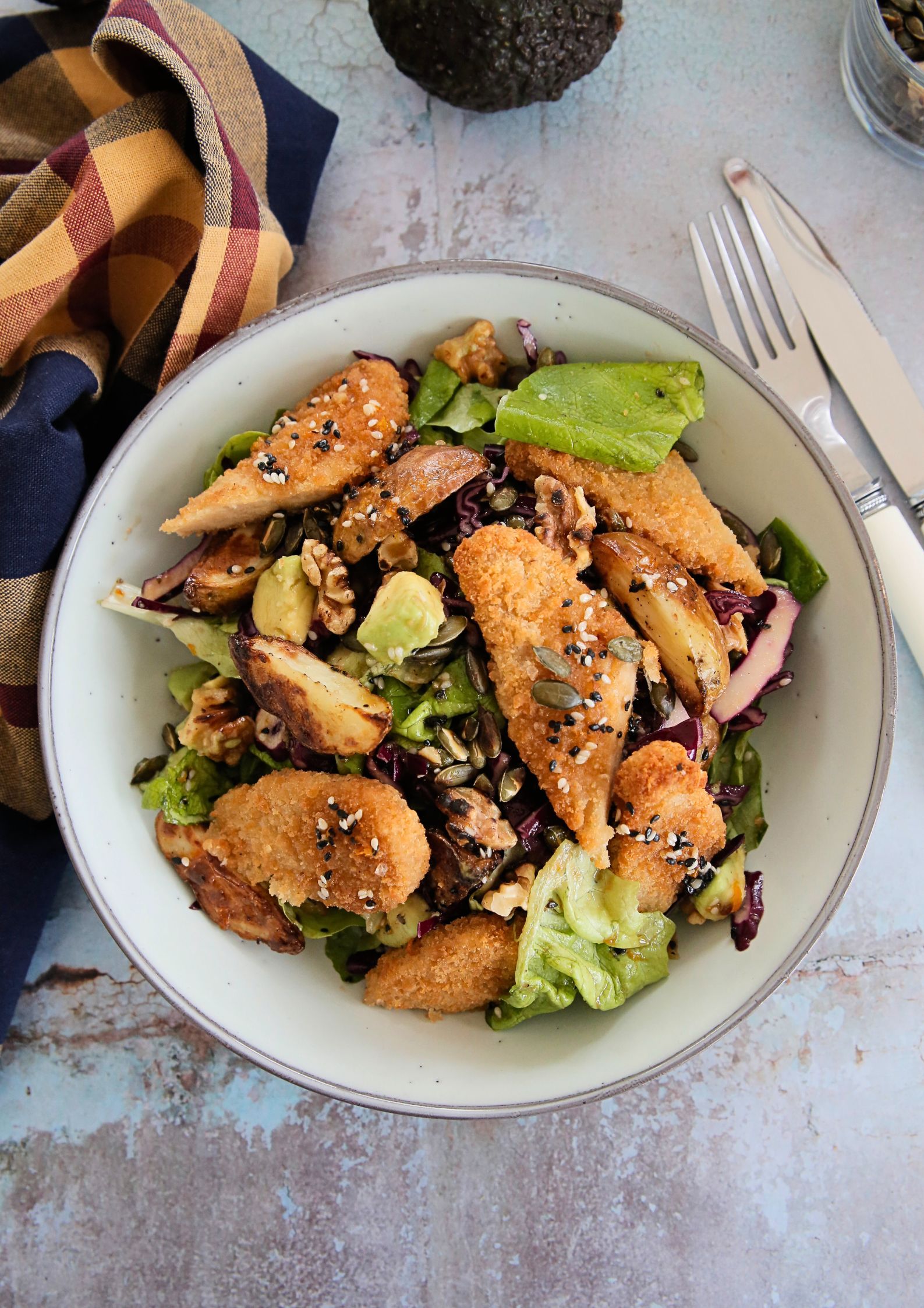 A warm winter vegan salad recipe with crunchy fresh veggies, plant based chicken tenders and a spiced sesame orange salad dressing. A totally delicious but easy vegan lunch idea. Recipe on thecookandhim.com | #vegansaladrecipes #vegansaladdressing #saladrecipes #meatlessmeal #plantbasedrecipes