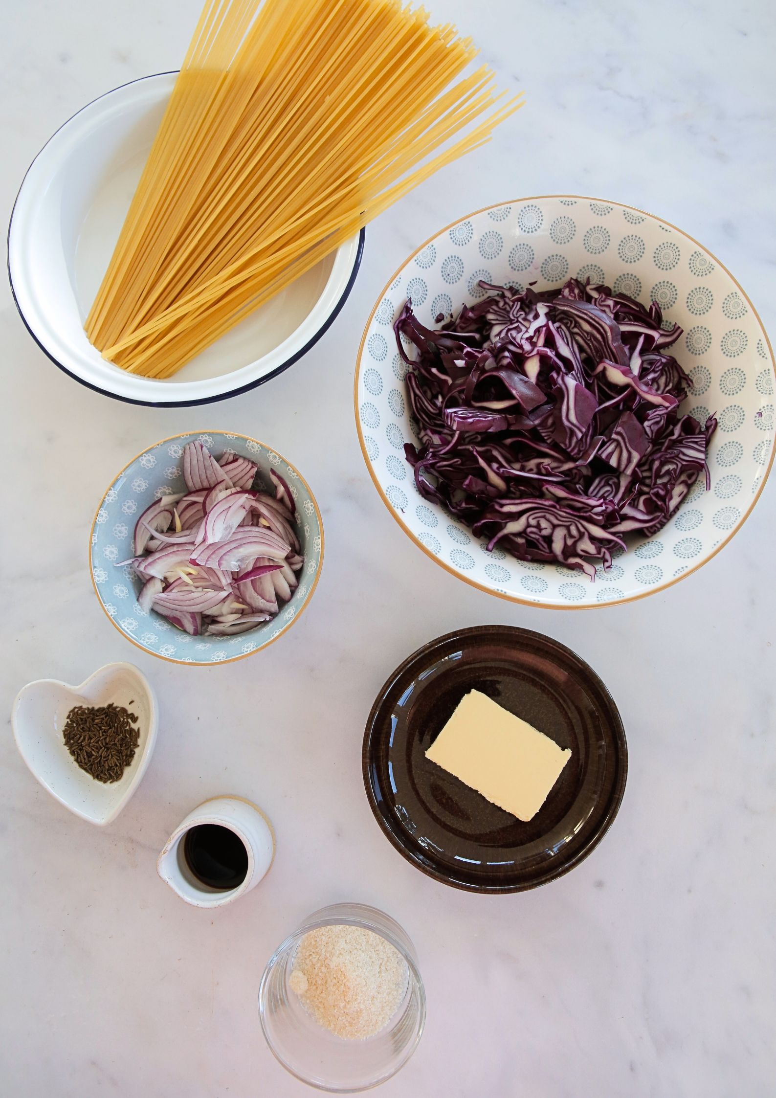 With a delicate sweetness and rich, bold flavour, braised red cabbage makes a wonderful vegan pasta sauce. Cooked with red onions and spices until just tender this is a really simple and easy weeknight dinner for pasta lovers.