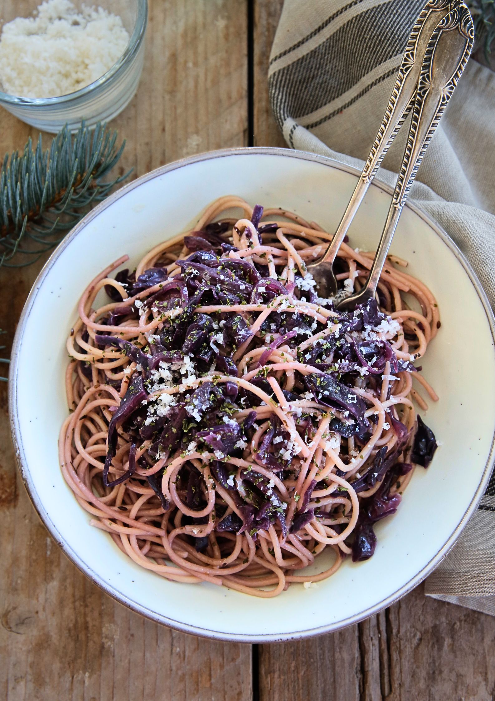 With a delicate sweetness and rich, bold flavour, braised red cabbage makes a wonderful vegan pasta sauce. Cooked with red onions and spices until just tender this is a really simple and easy weeknight dinner for pasta lovers.