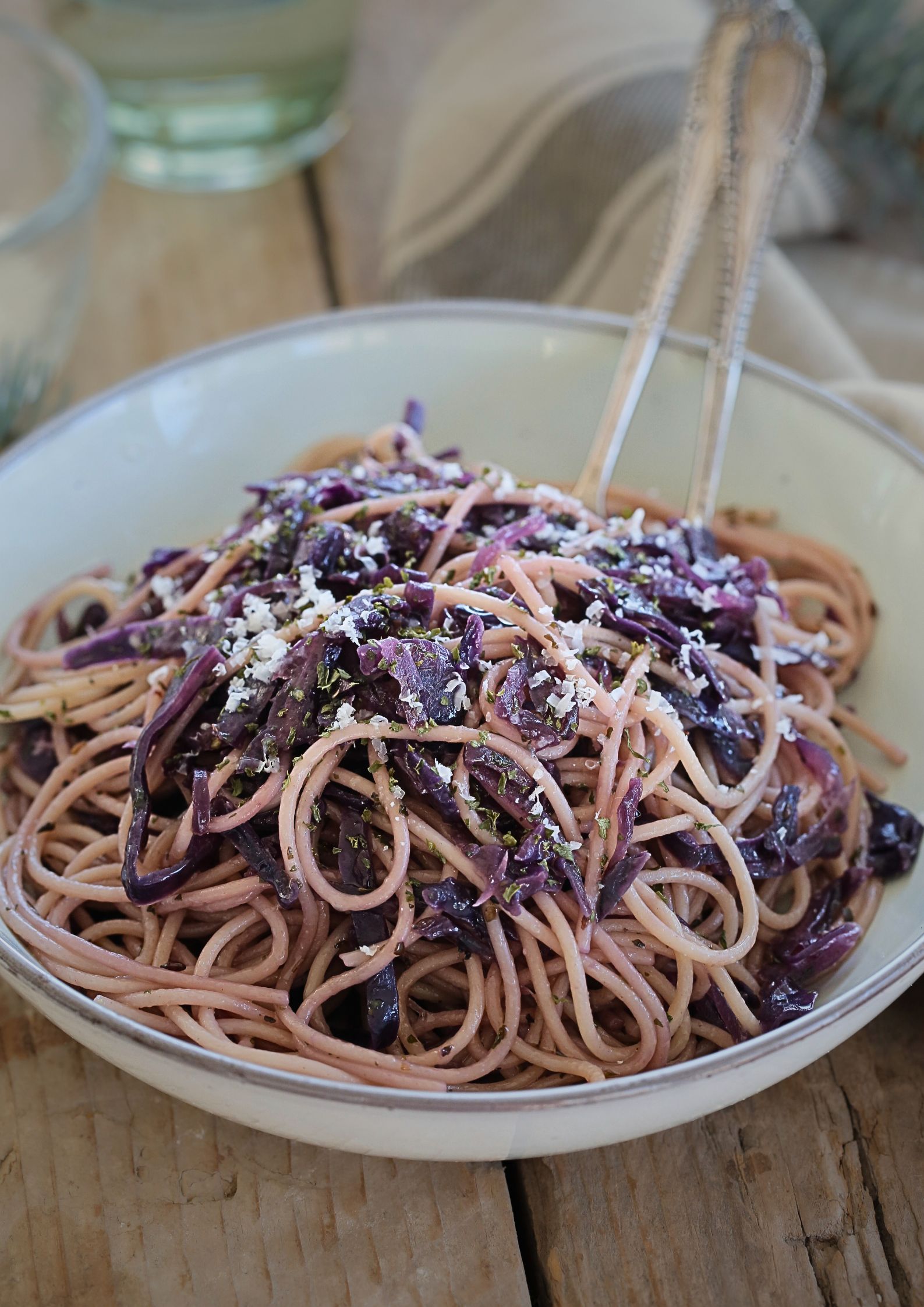 With a delicate sweetness and rich, bold flavour, braised red cabbage makes a wonderful vegan pasta sauce. Cooked with red onions and spices until just tender this is a really simple and easy weeknight dinner for pasta lovers.