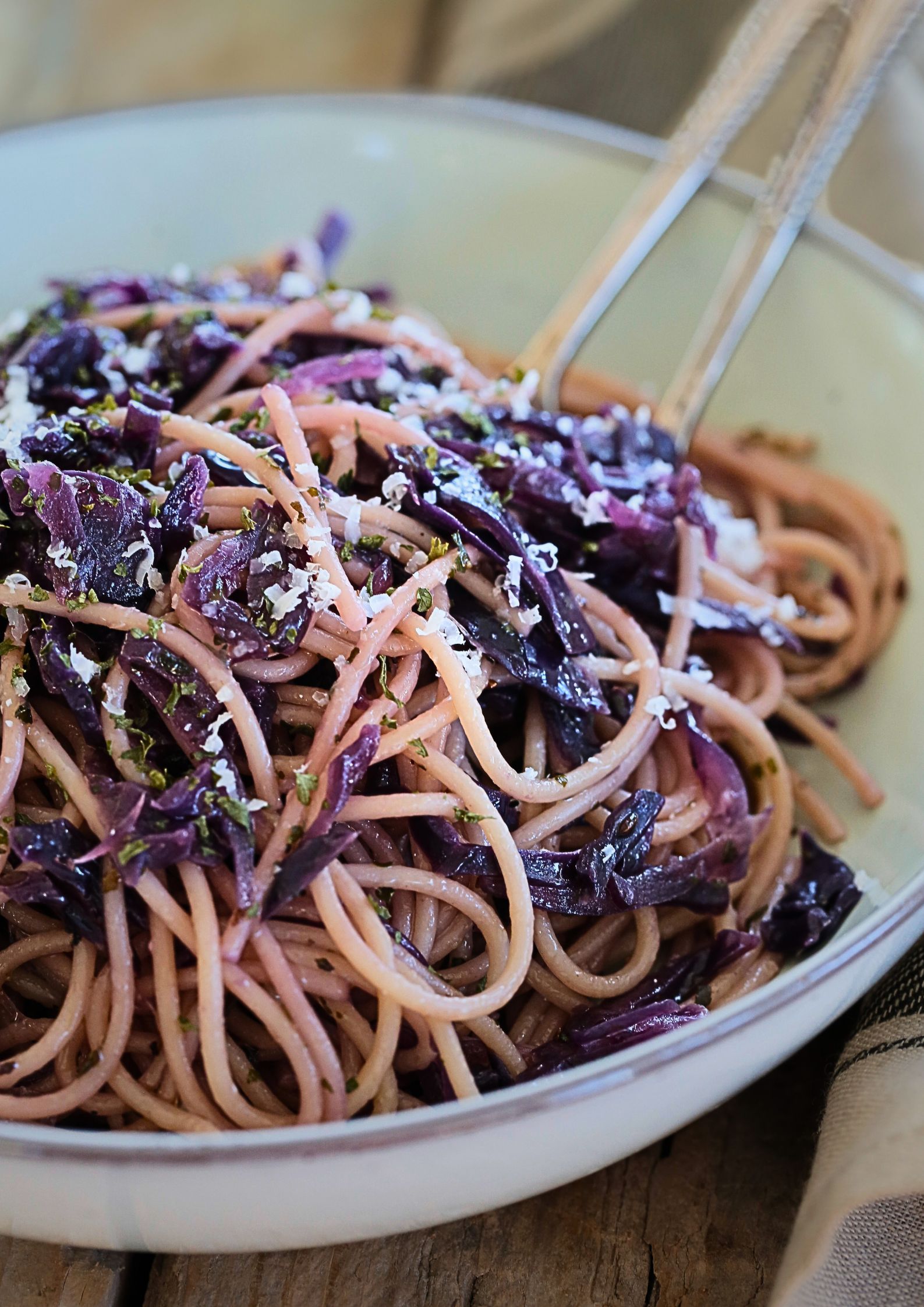 With a delicate sweetness and rich, bold flavour, braised red cabbage makes a wonderful vegan pasta sauce. Cooked with red onions and spices until just tender this is a really simple and easy weeknight dinner for pasta lovers.