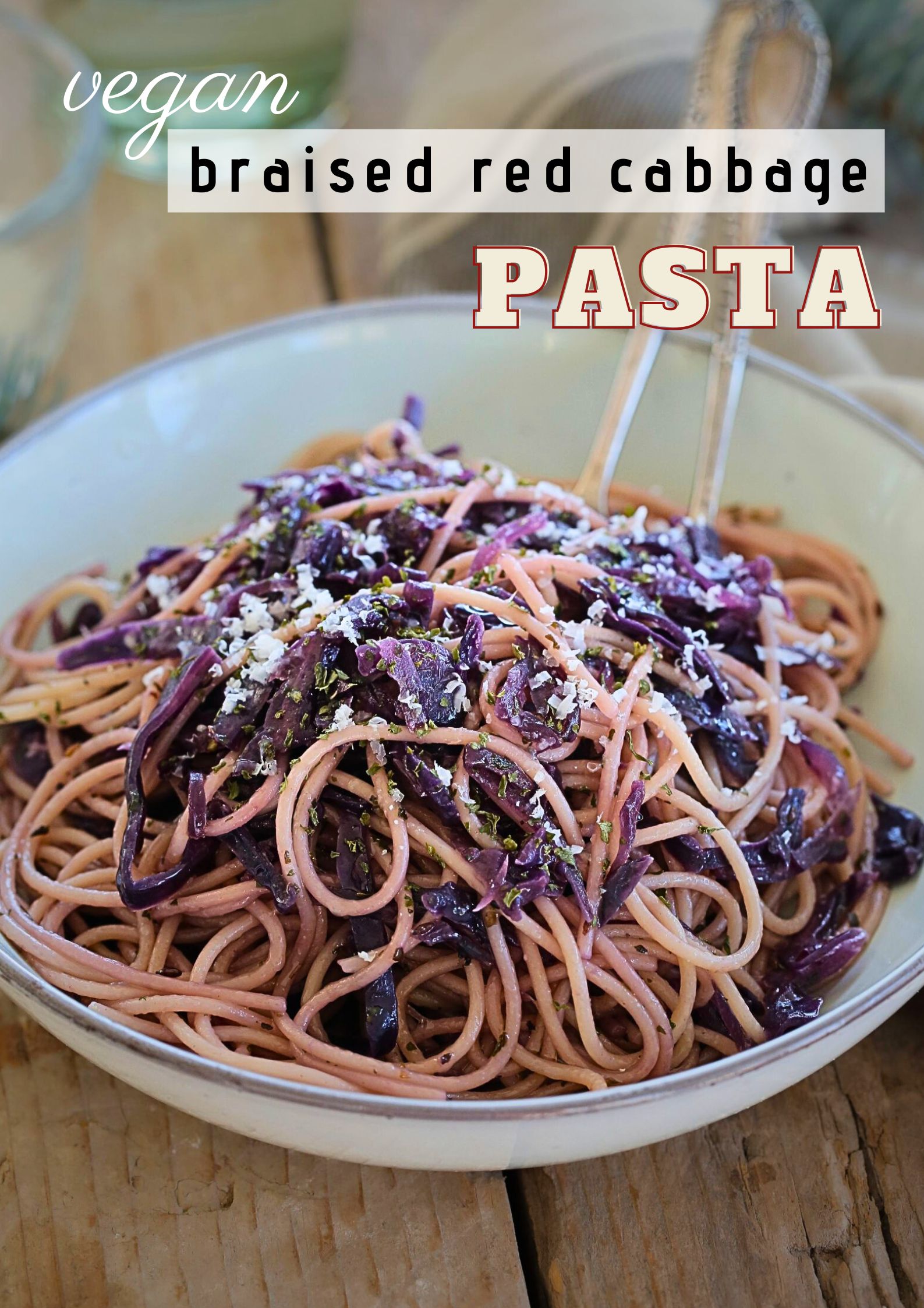 With a delicate sweetness and rich, bold flavour, braised red cabbage makes a wonderful vegan pasta sauce. Cooked with red onions and spices until just tender this is a really simple and easy weeknight dinner for pasta lovers.