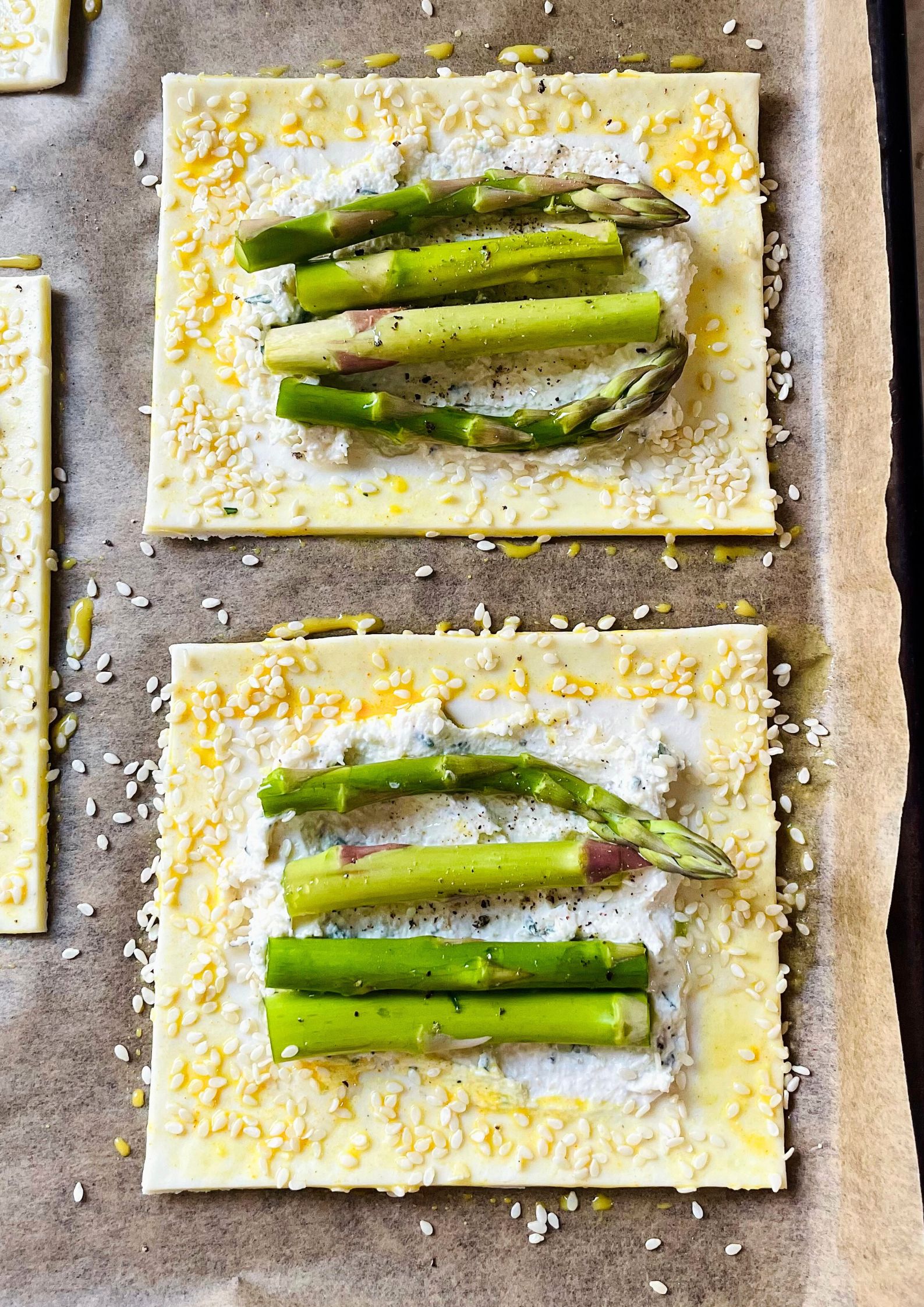 These easy vegan asparagus puff pastry tarts are a simple yet impressive way to enjoy seasonal flavours. Made with crispy, store-bought puff pastry, a creamy, dairy-free cheese spread, and tender roasted asparagus, they’re perfect for brunch, lunch, dinner or picnics. With minimal ingredients and just a few steps, these vegan tarts come together in no time, making them ideal for busy weeknights or effortless entertaining. Whether you’re looking for a vegan spring recipe, an easy asparagus tart, or a crowd-pleasing vegan puff pastry appetiser, this recipe delivers on both flavour and ease.